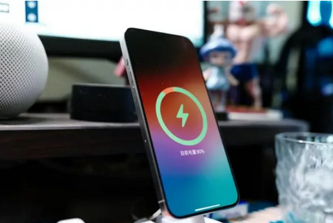 顺城苹果15换屏服务分享用什么充电器给iPhone15充电更好 